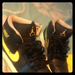 Air Jordan 1 mid’black/vibrant yellow